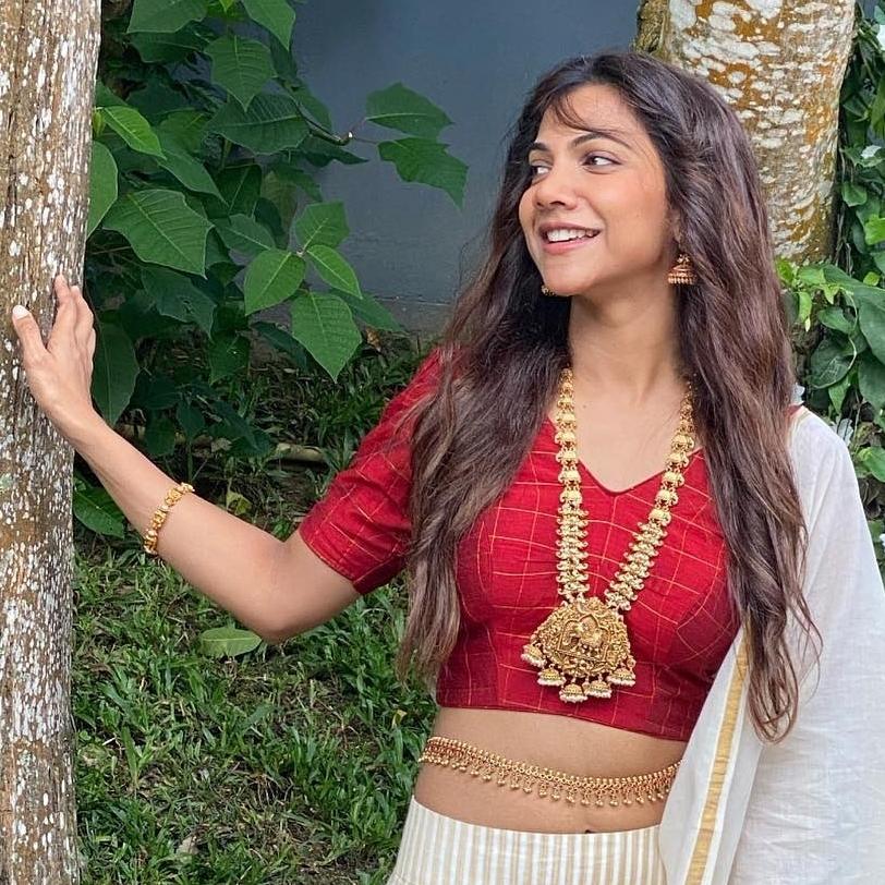 Madonna Sebastian in half saree hot photos | Madonna Sebastian beautiful and cute photos gallery