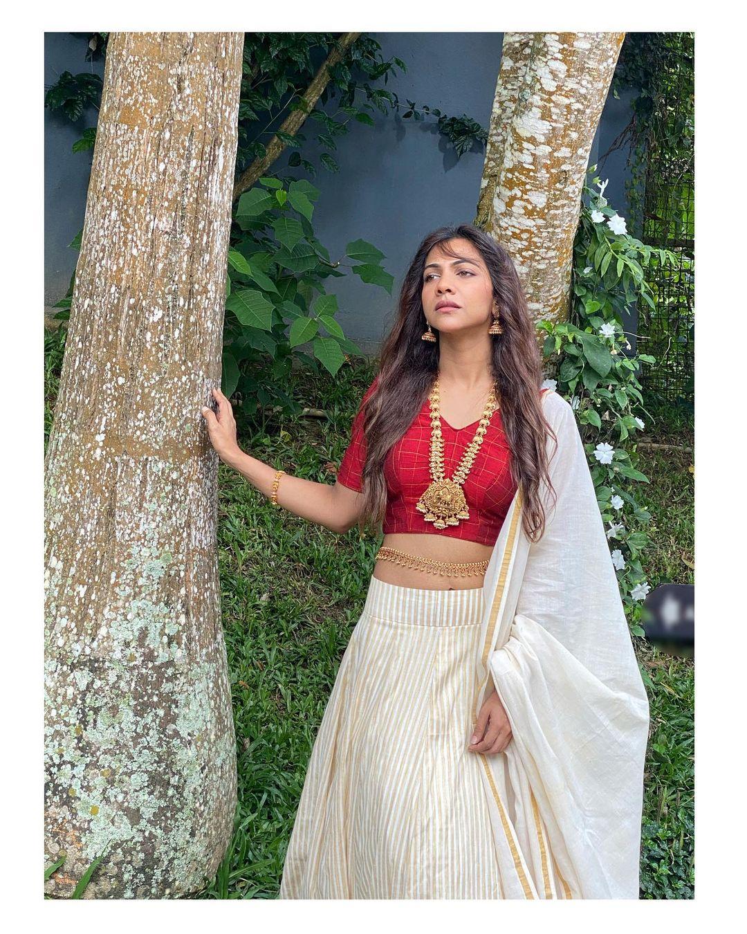 Madonna Sebastian in half saree hot photos | Madonna Sebastian exposing hot photos gallery