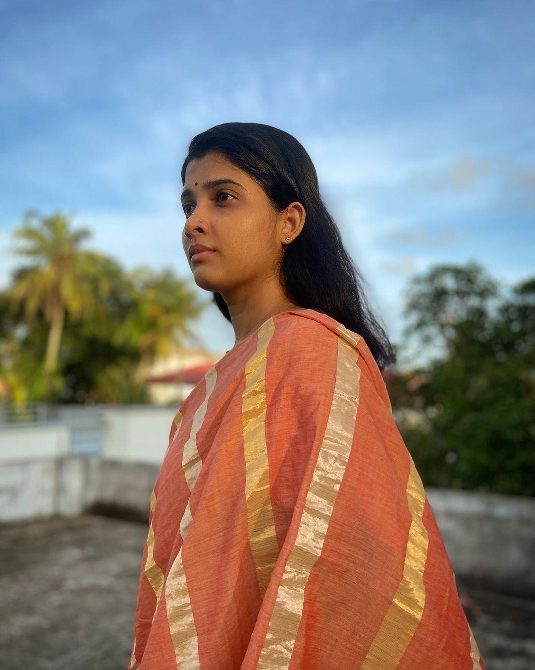 Malayalam actress Divya Prabha in saree hot photos | Divya Prabha looking very beautiful and cute stills