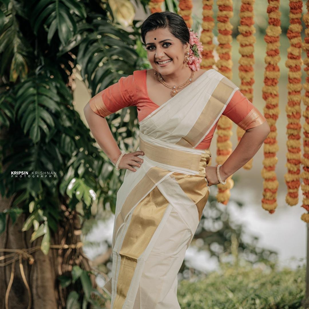 Onam special saree hot photos gallery | Sarayu Mohan exposing very hot photos gallery