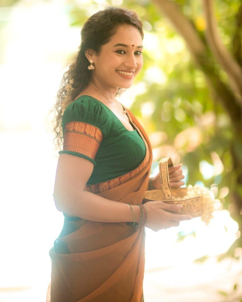 Pooja Ramachandran hot and sexy photoshoot | South indian actress Pooja Ramachandran in half saree hot photos