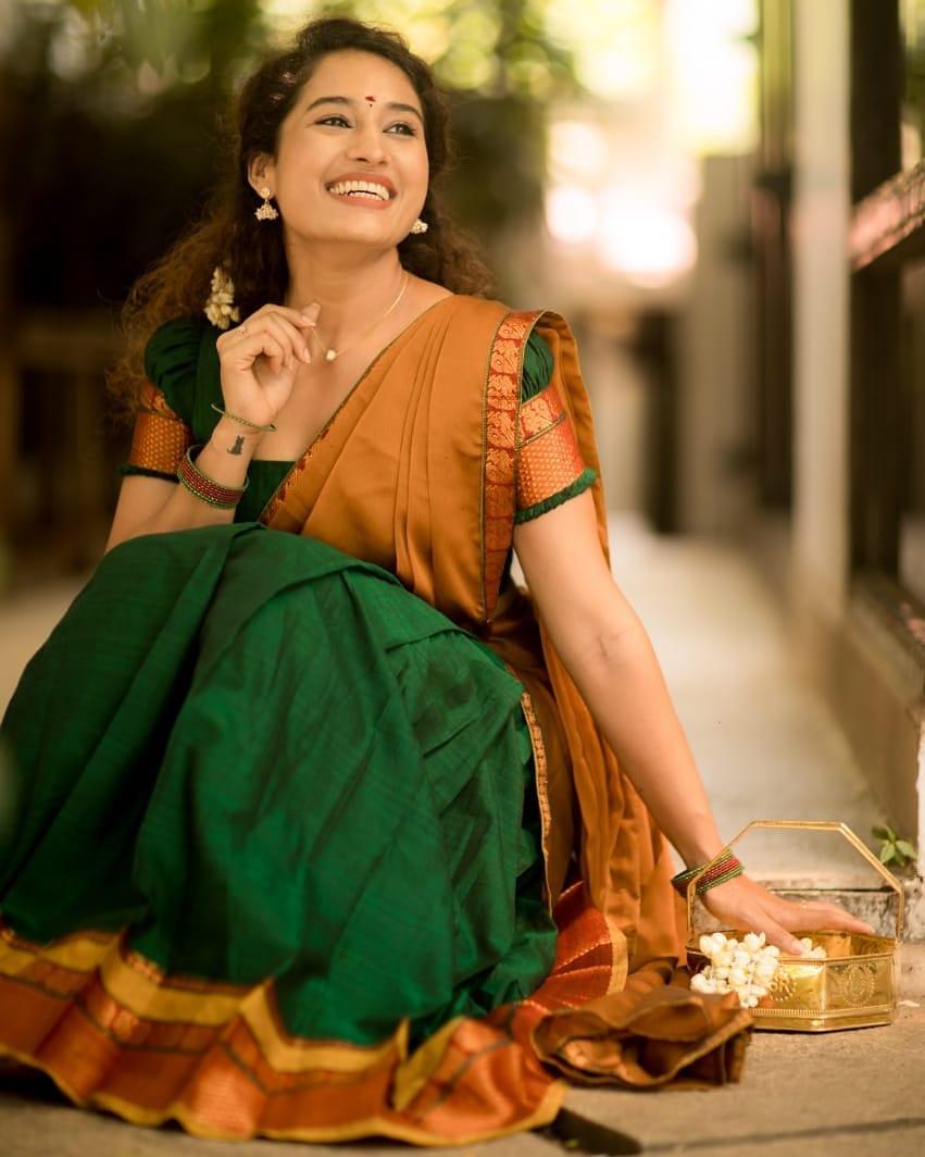 Pooja Ramachandran latest sexy and hot photos gallery| South indian actress Pooja Ramachandran in half saree hot photos