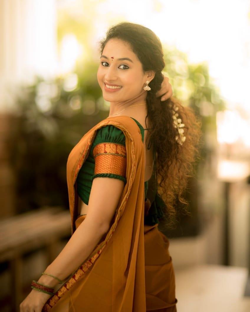 Pooja Ramachandran looking very glamorous photos | South indian actress Pooja Ramachandran in half saree hot photos