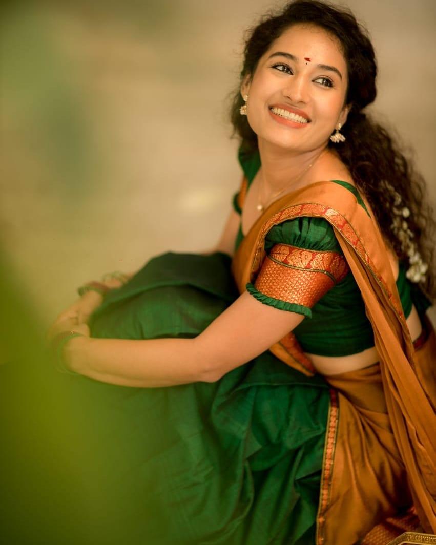 Pooja Ramachandran very beautiful and cute photos | South indian actress Pooja Ramachandran in half saree hot photos