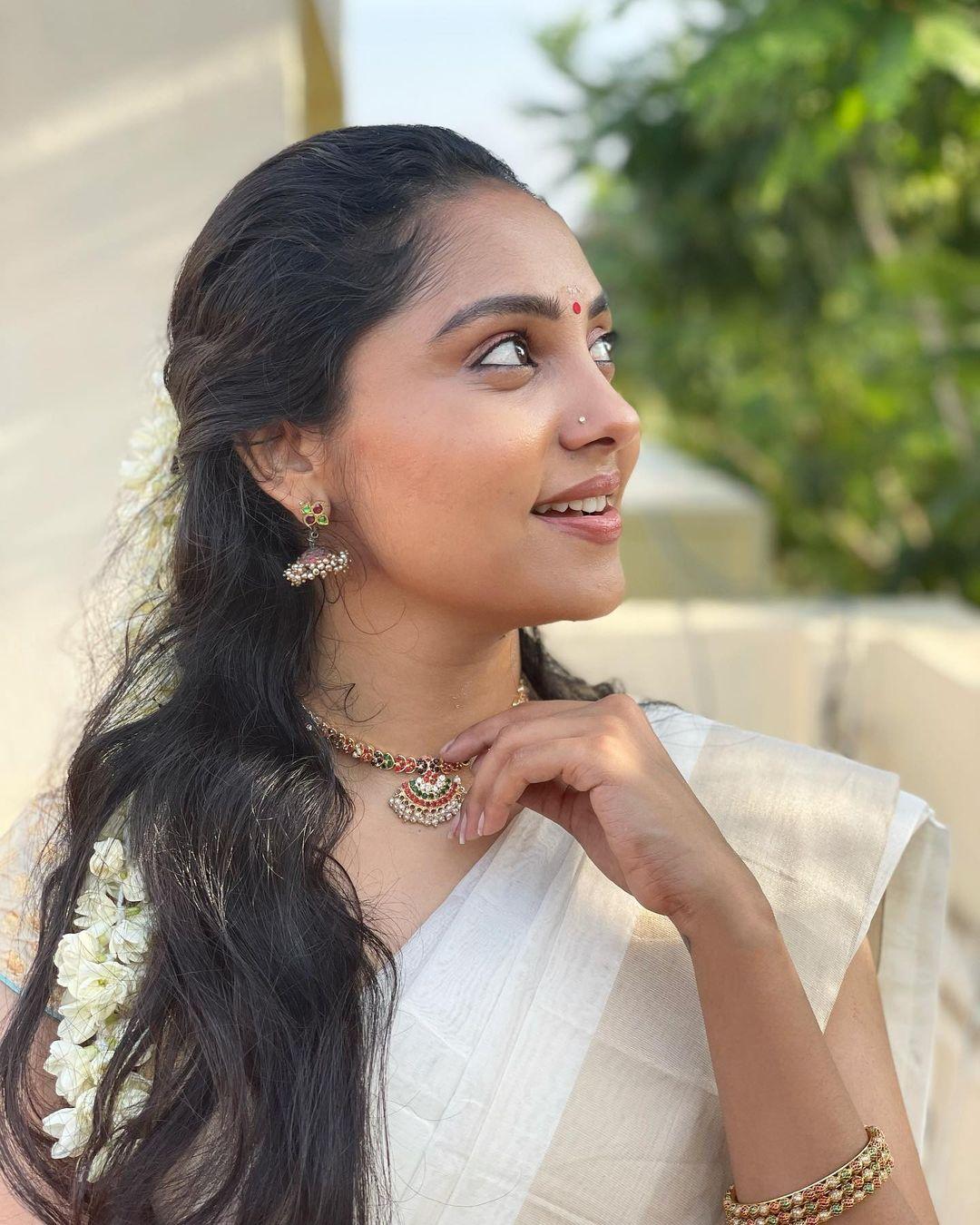Kerala set saree hot photos | Smruthi Venkat beautiful and cute photos gallery