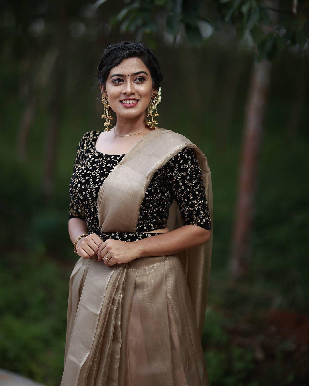 Malayalam Actor Miya Sex - Malayalam television anchor Dayyana Hameed in Onam special photoshoot  Photos: HD Images, Pictures, Stills, First Look Posters of Malayalam  television anchor Dayyana Hameed in Onam special photoshoot Movie -  Mallurepost.com