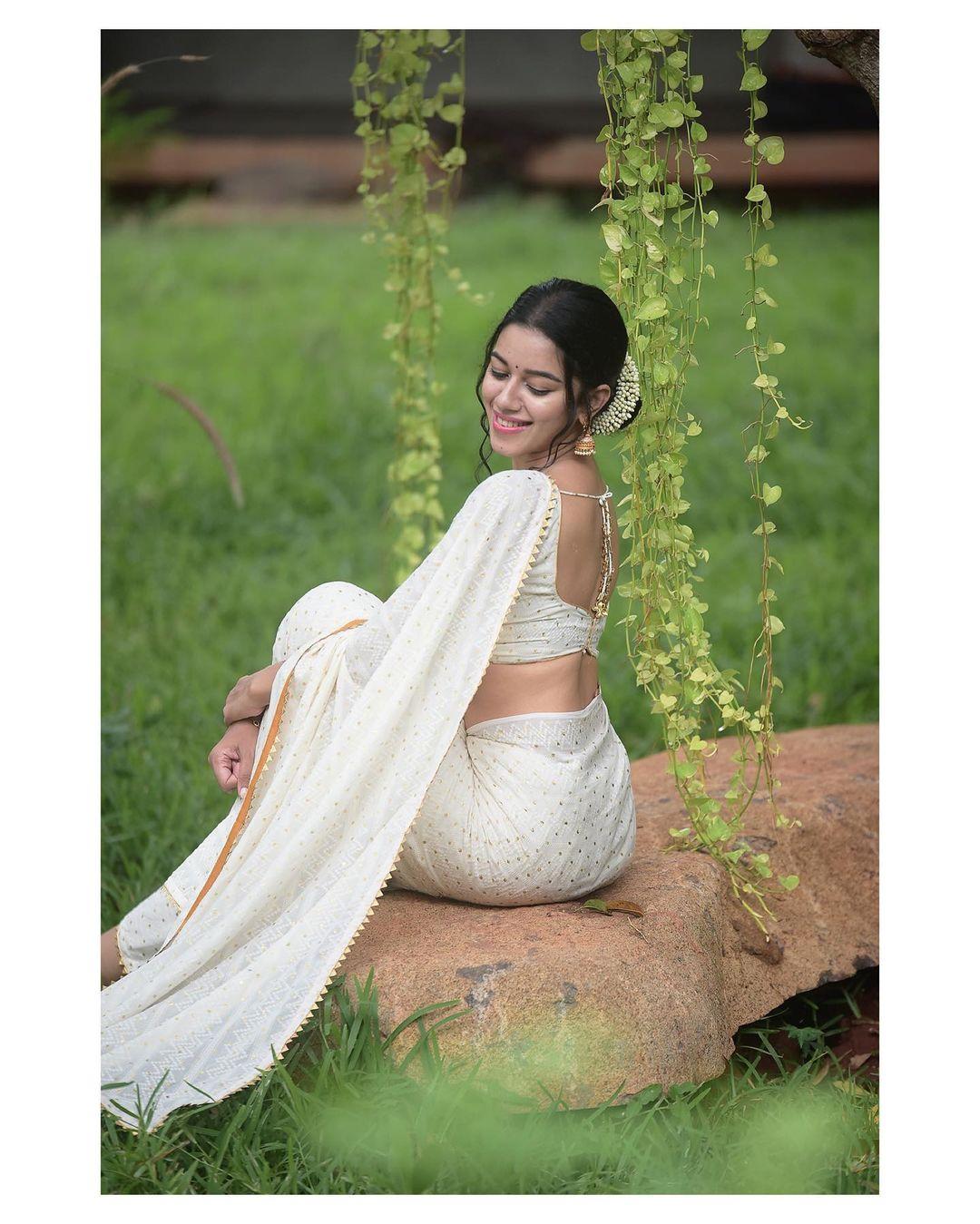 Mirnalini Ravi looking very attractive hot photos gallery | Mirnalini Ravi exclusive blouse design