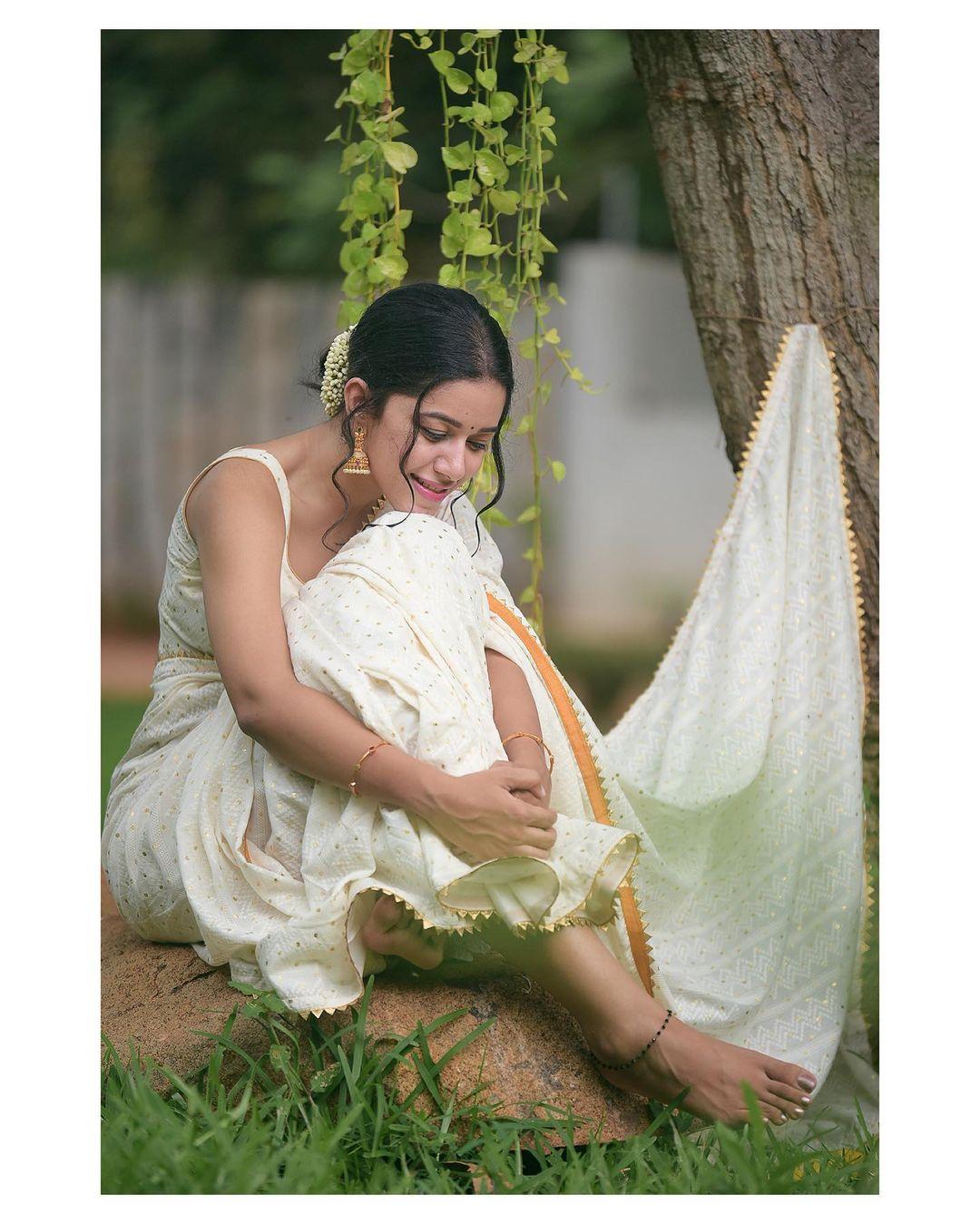 Mirnalini Ravi sexy hot photos | Mirnalini Ravi exclusive blouse design