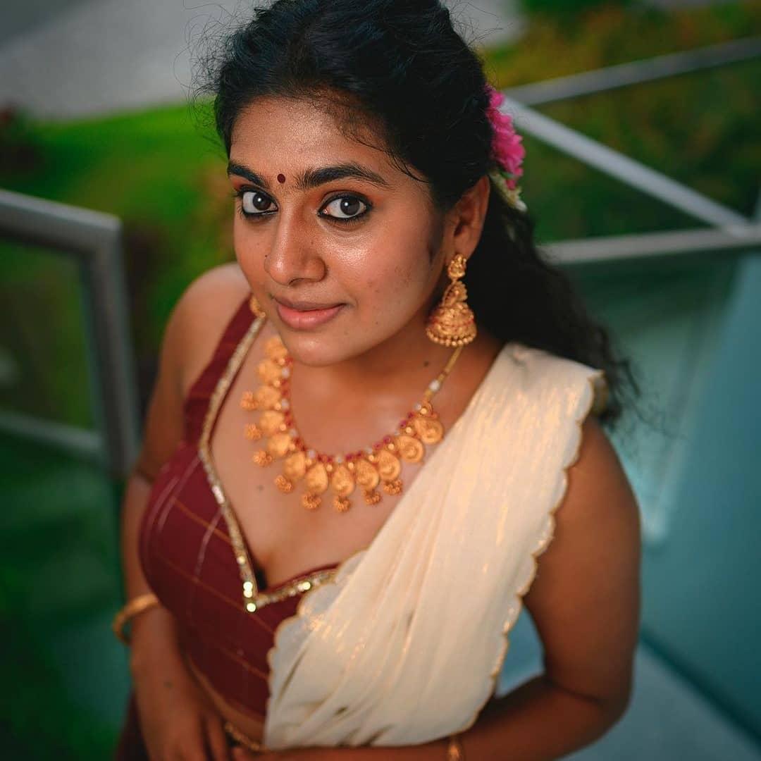 Nimisha Sajayan Onam special Hot photos | Nimisha Sajayan beautiful and hot photos
