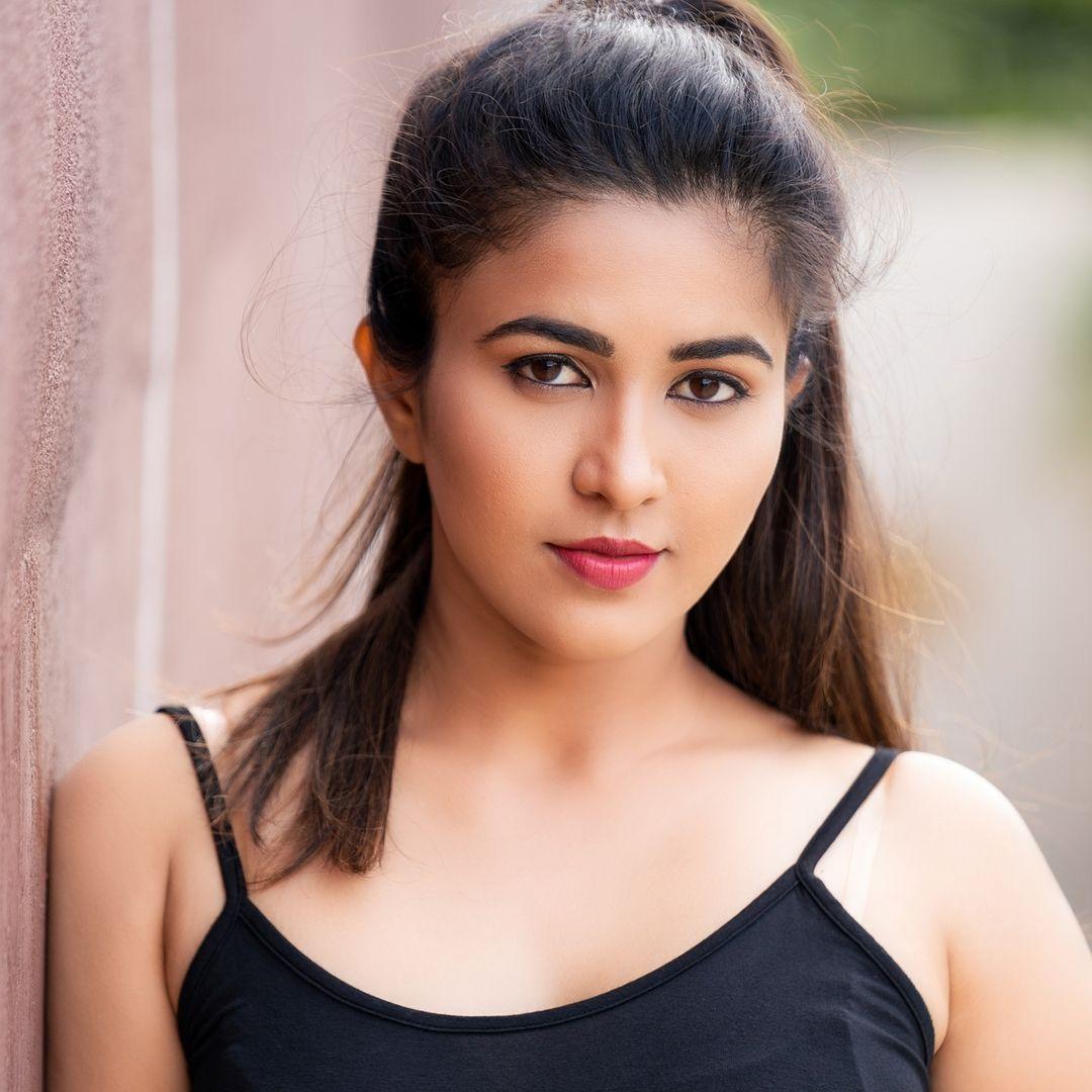 Apurva looking very attractive and Glamorous Stills | Apurva very glamorous hot photos
