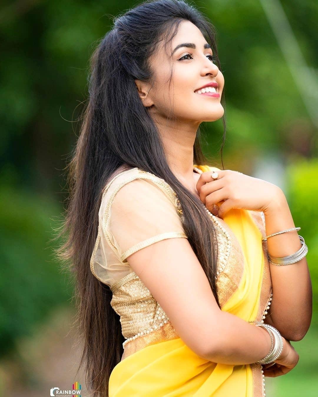 Apurva looking very glamorous photos| Kannada actress Apurva in yellow saree hot photos
