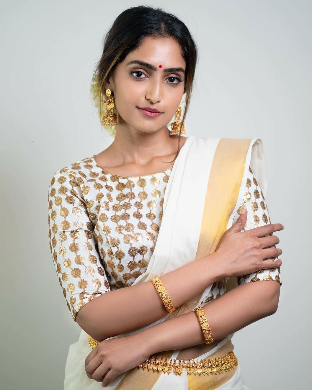 Reba Monica John looking very glamorous photos| Reba Monica John in trending style photos