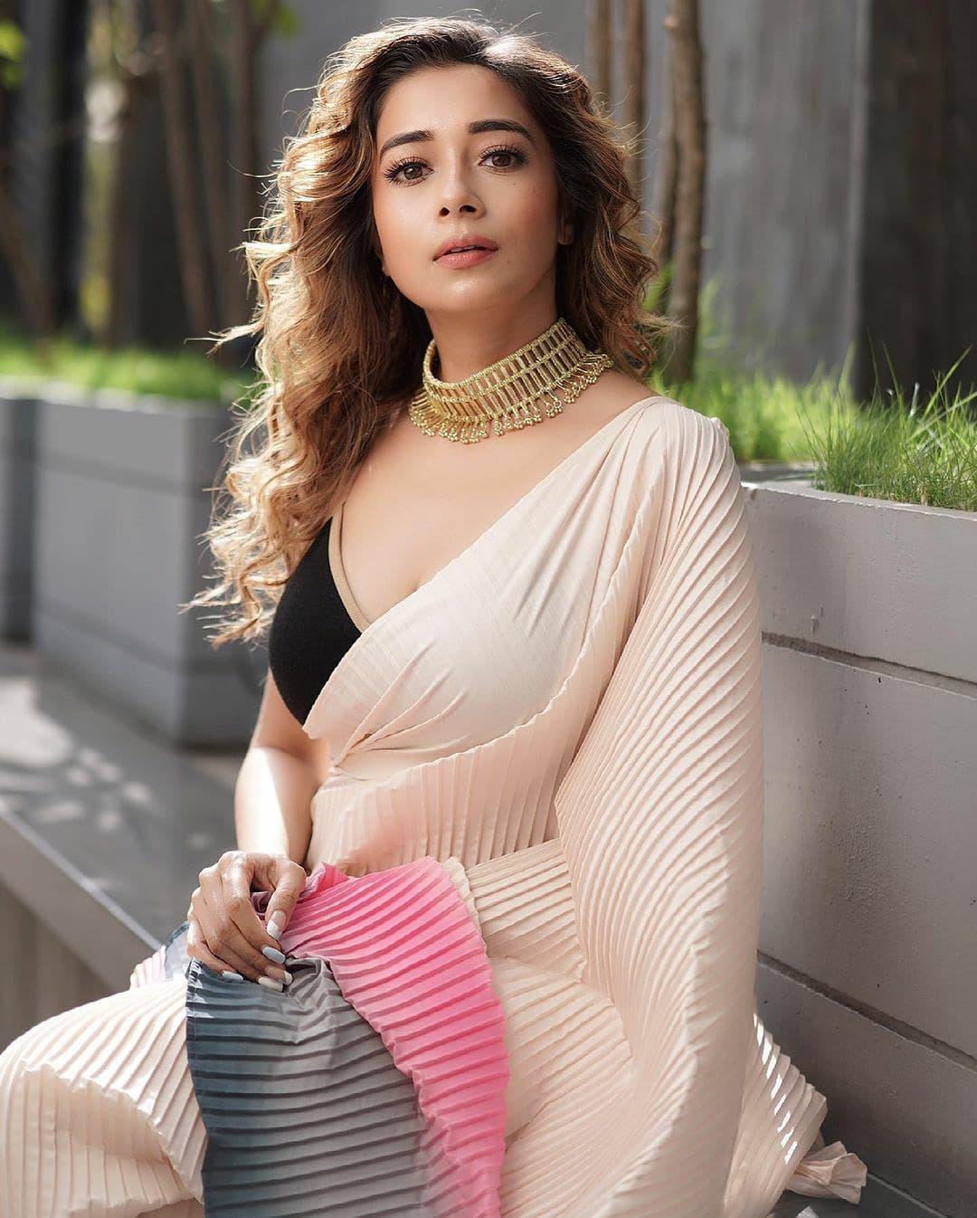 Sleeveless blouse Black and white saree hot photos | Tina Datta exposing very hot photos gallery