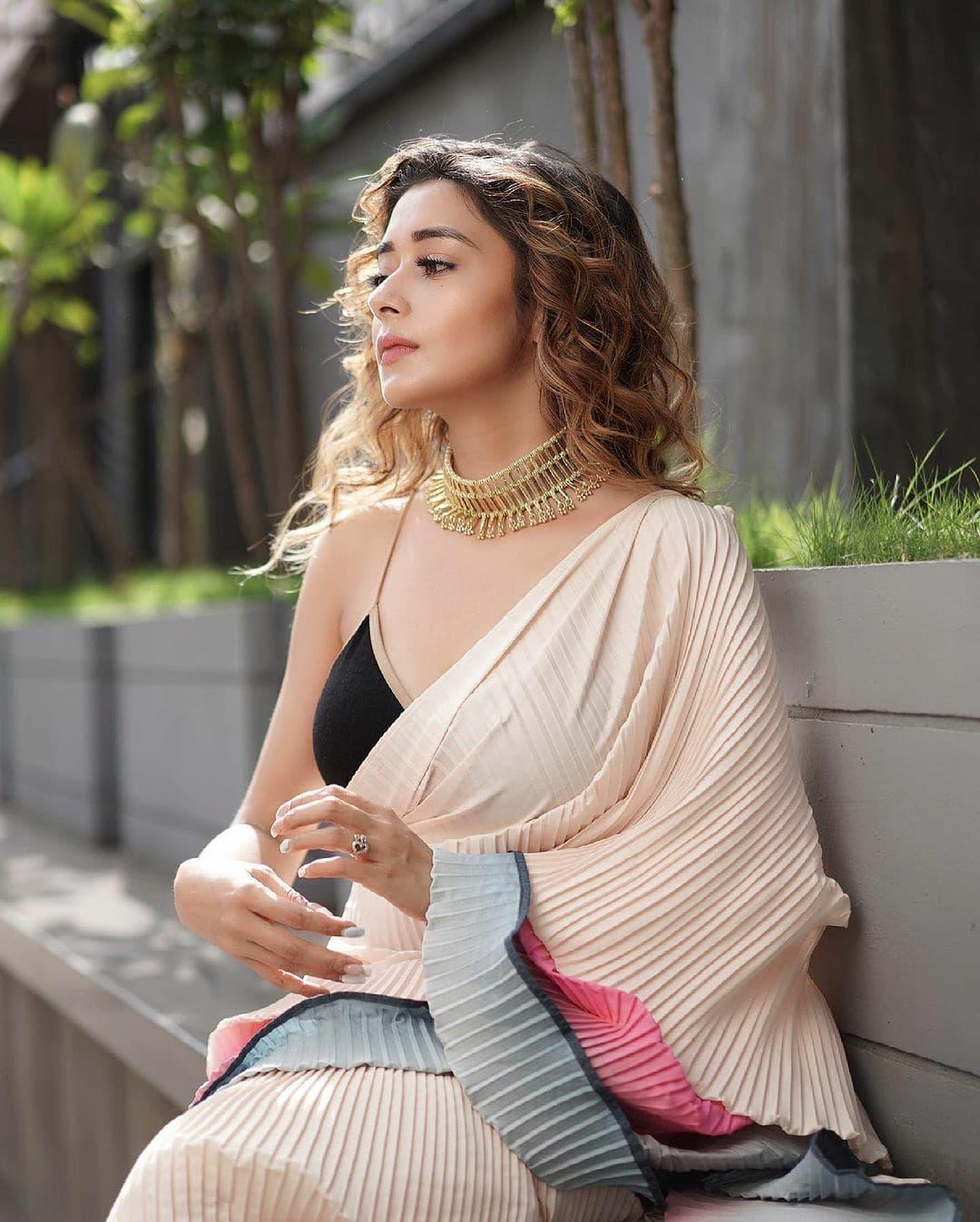 Sleeveless blouse Black and white saree hot photos | Tina Datta looking very glamorous and sexy stills