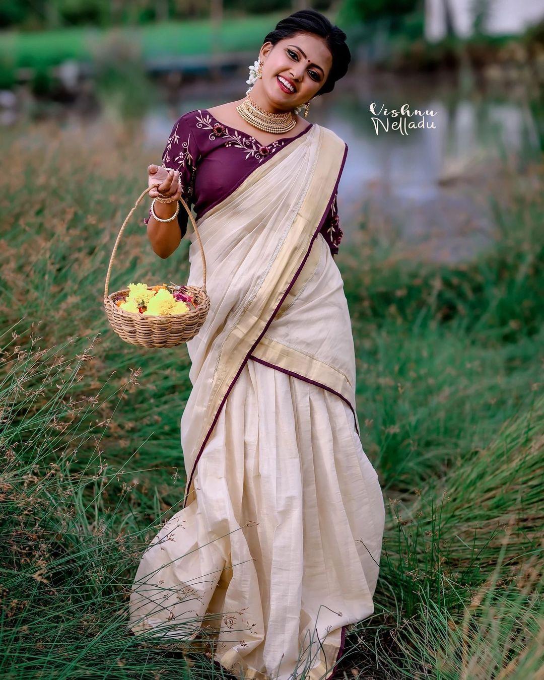 Sreevidya Mullachery looking very glamorous pictures | Sreevidya Mullachery in saree hot photos