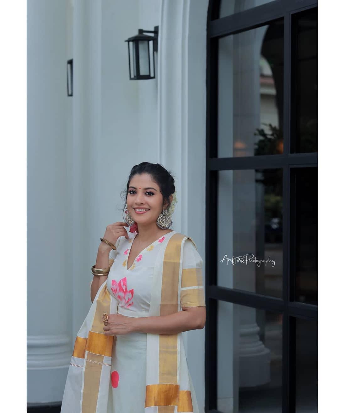 Beautiful and cute photos | Shivada set saree looking very glamorous photos