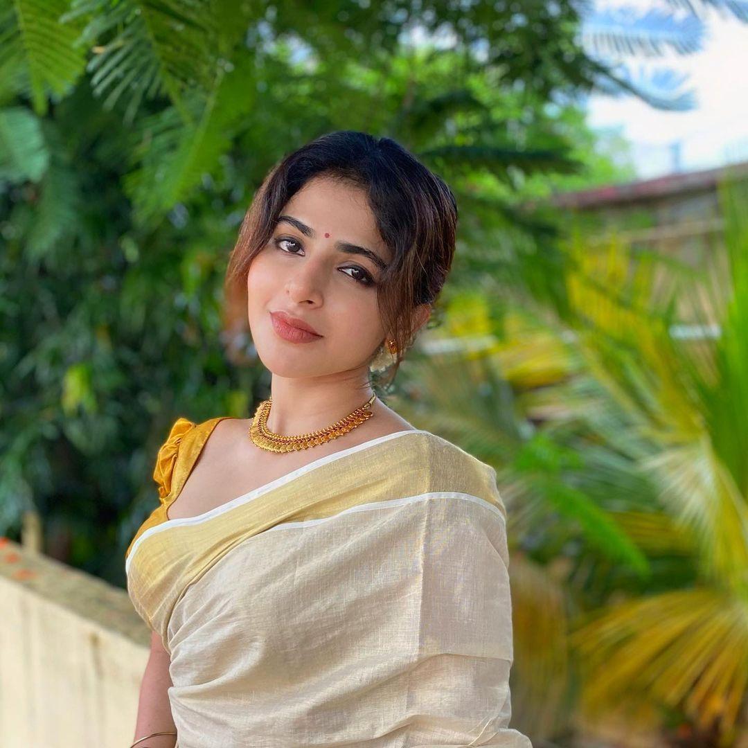 Onam special photos gallery | iswarya menon looking very glamorous and cute stills