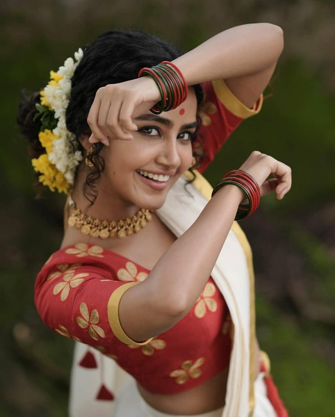 South Indian actress hot photos | Anupama Parameswaran set saree hot photos gallery