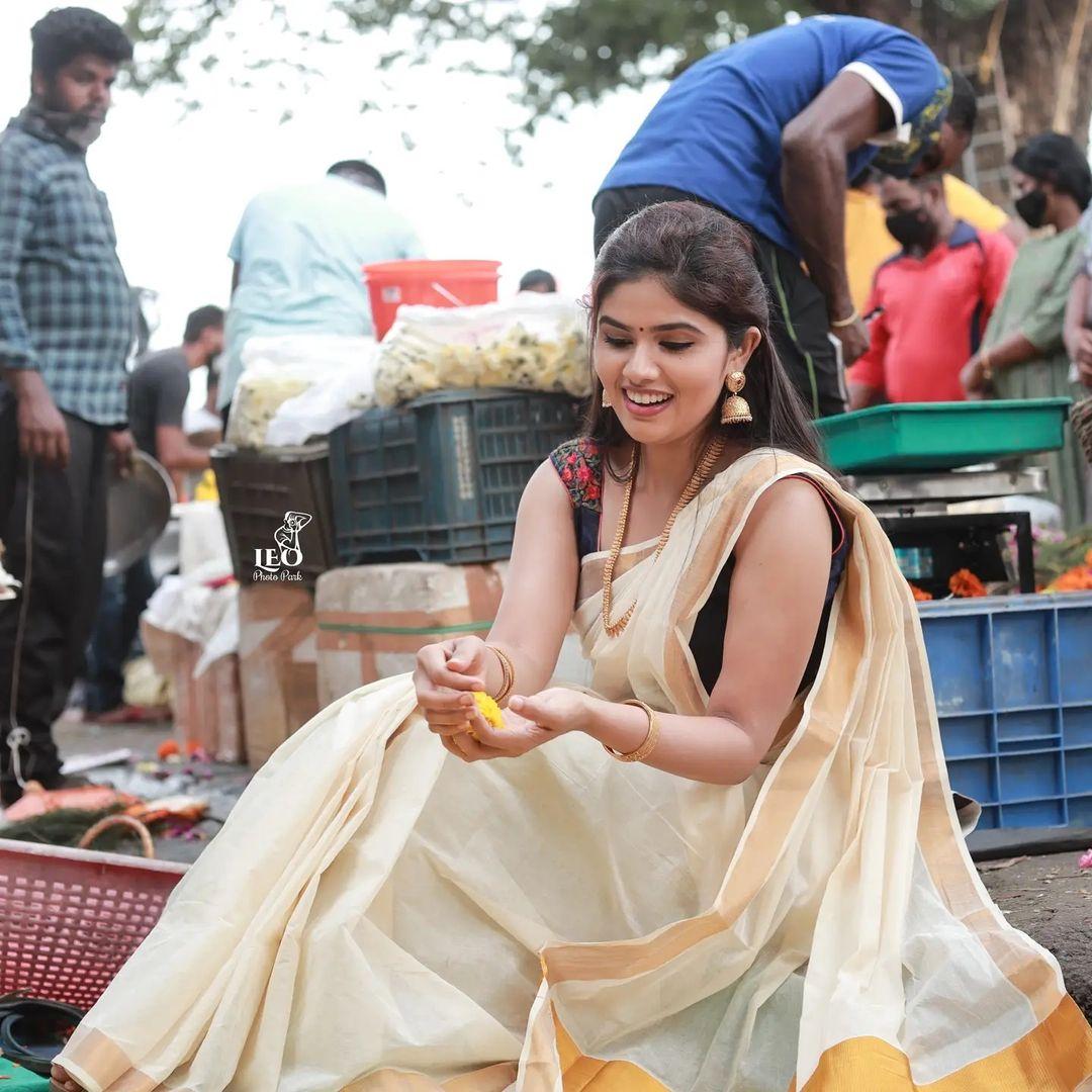 Exposing very beautiful photo gallery | South Indian actress Neeraja S Das in kerala saree hot photos