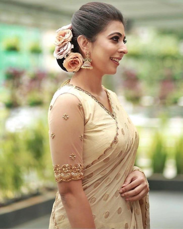 Kerala actress in saree hot photos | Leona Lishoy exposing very hot photos gallery
