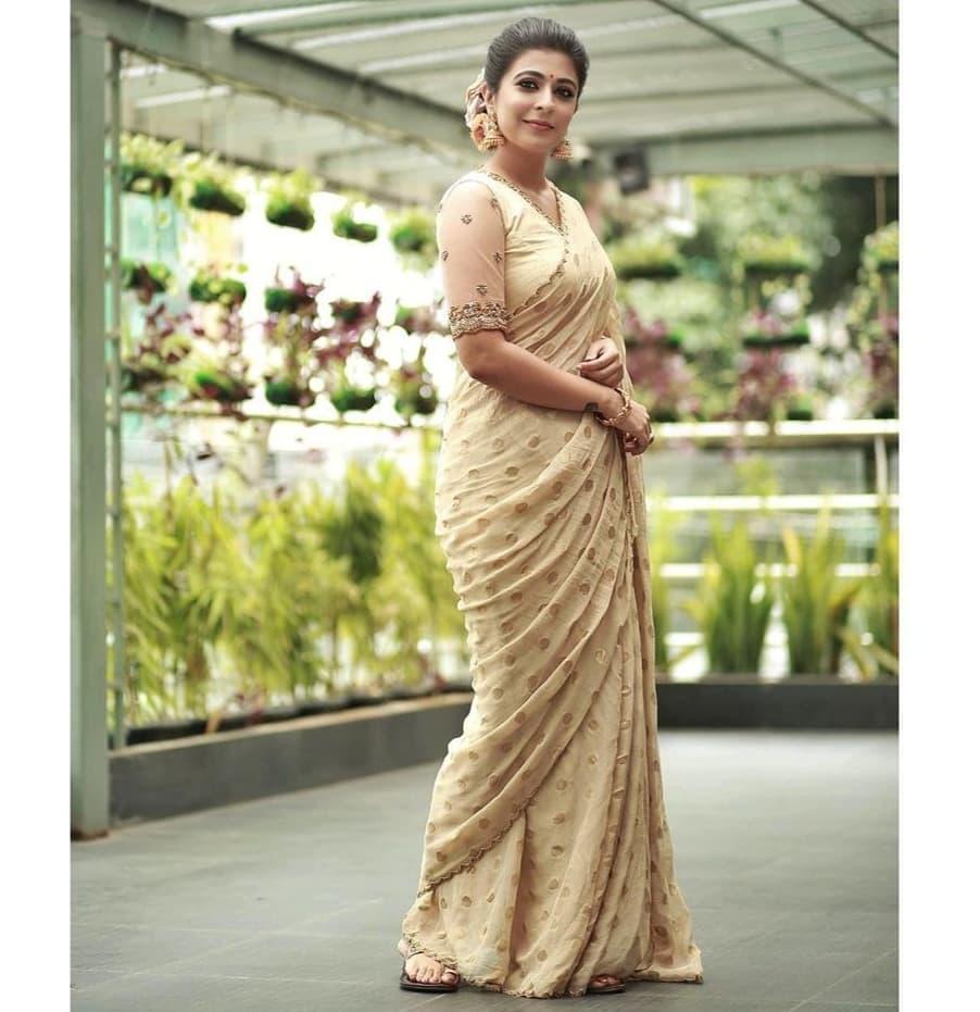Kerala actress in saree hot photos | Leona Lishoy looking very beautiful and cute photos