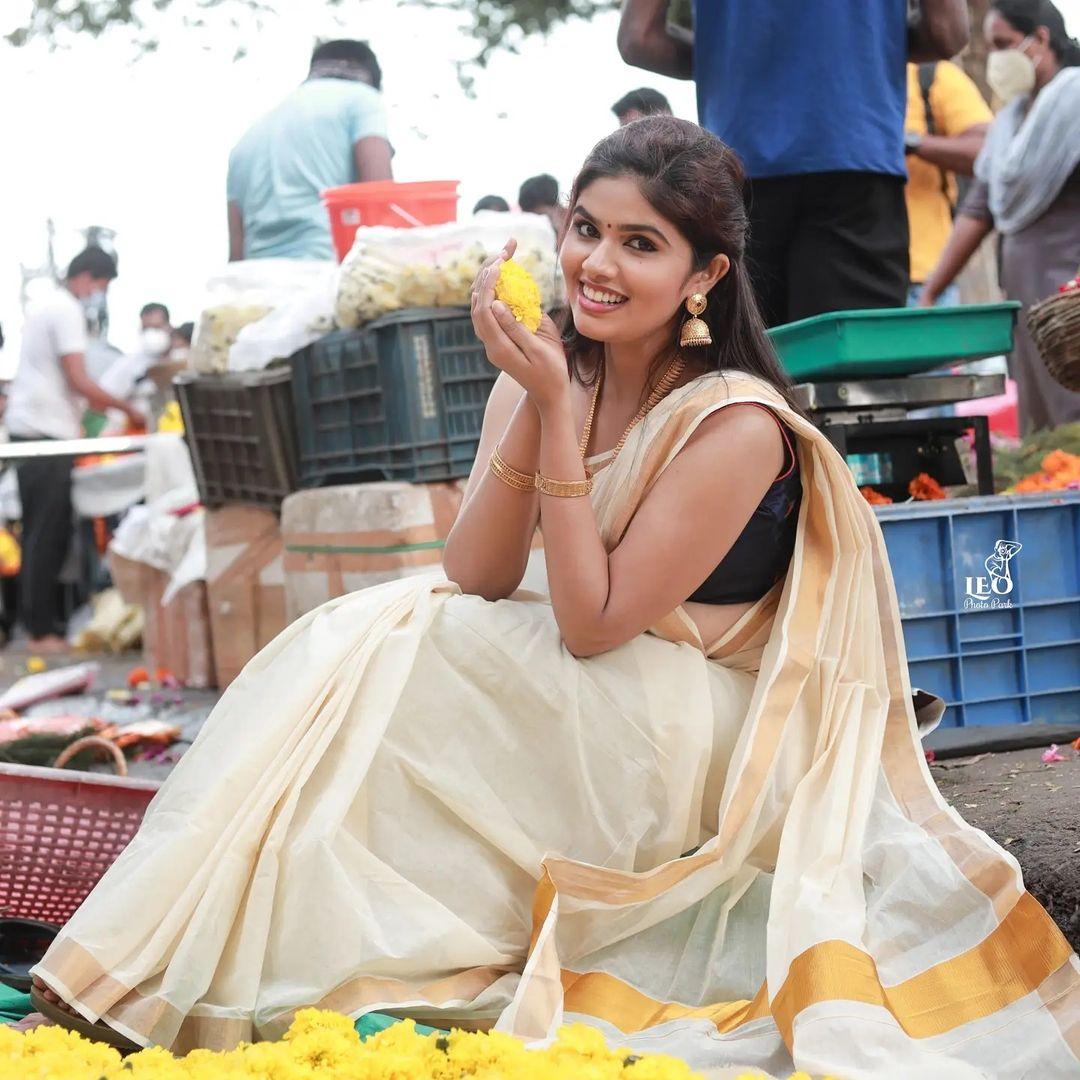 Sexy actress photos | South Indian actress Neeraja S Das in kerala saree hot photos