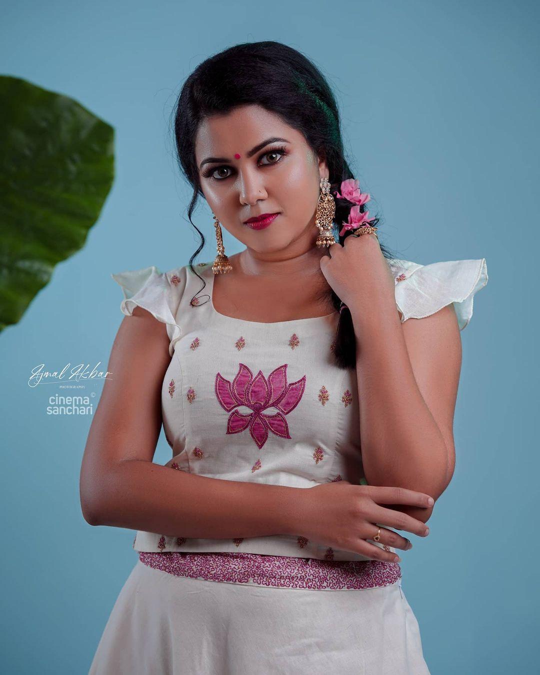 Karikku actress photos gallery | Sruthy Suresh looking very glamorous photos gallery