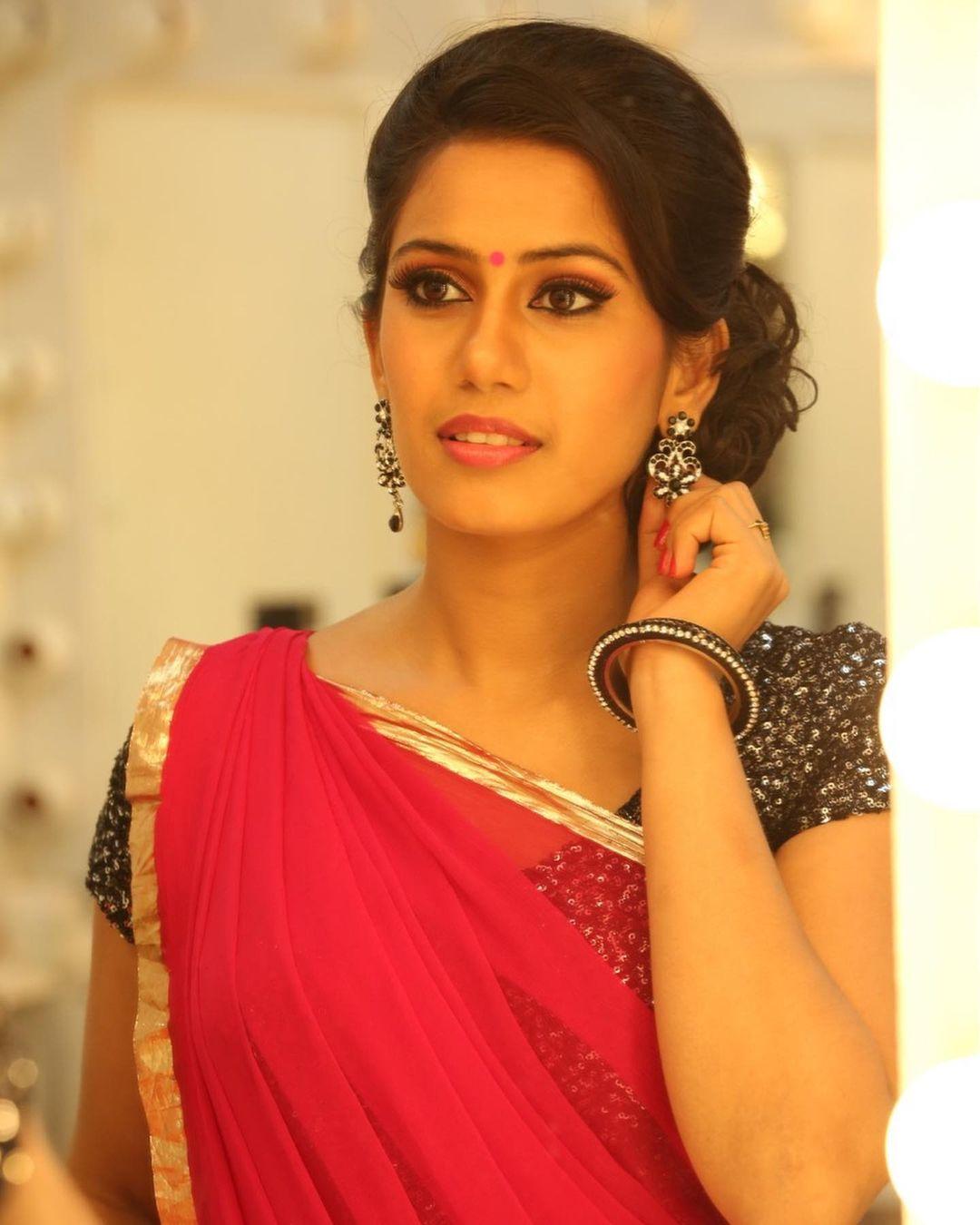 Malayalam television anchor hot photos | Devika Nambiar looking very glamorous photos