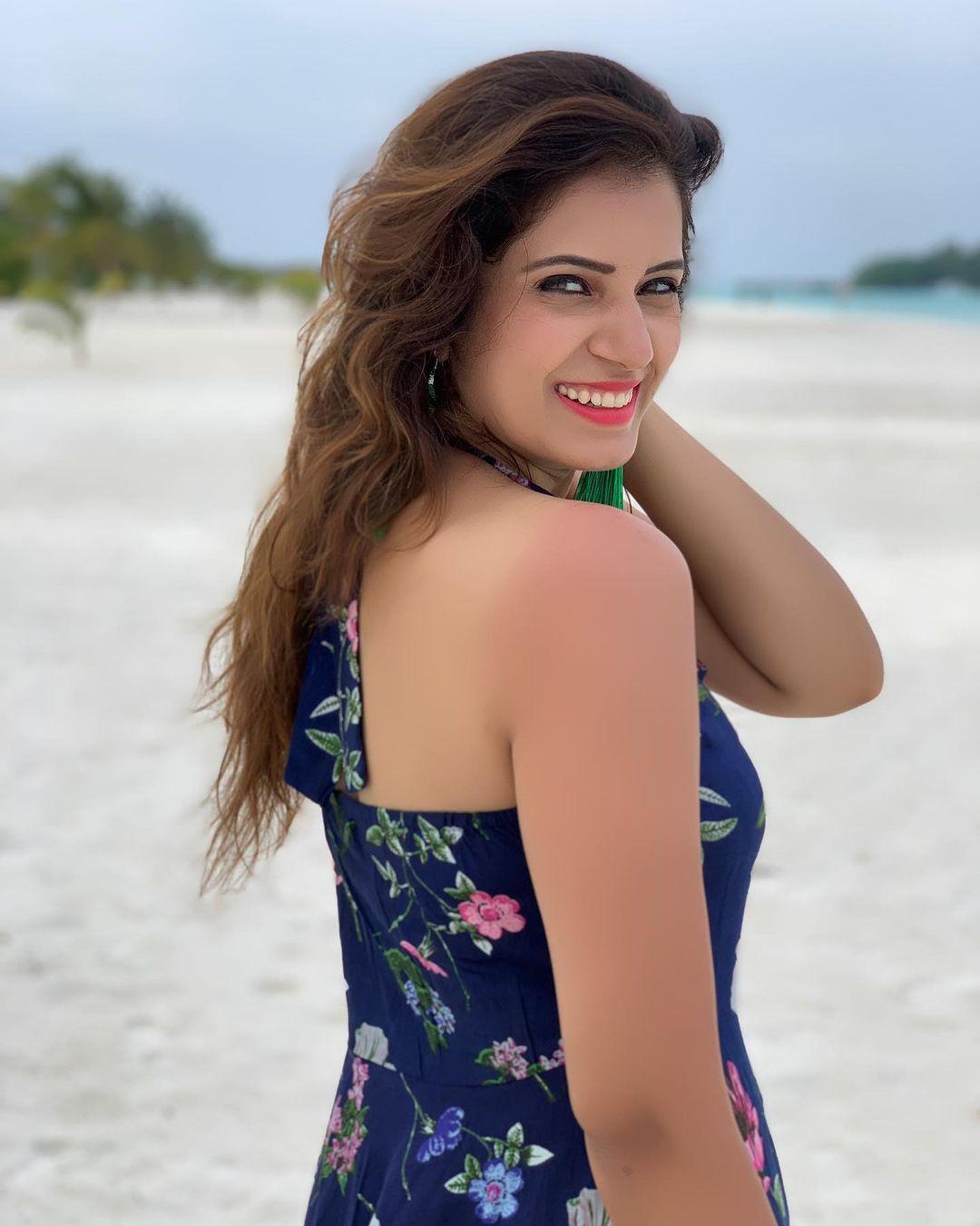 Marathi television actress hot photos | Sarita Mehendale sizzling hot photos gallery