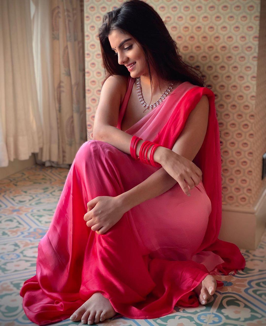 Anveshi Jain hot Saree photos gallery | Anveshi Jain showing cleavage photo gallery