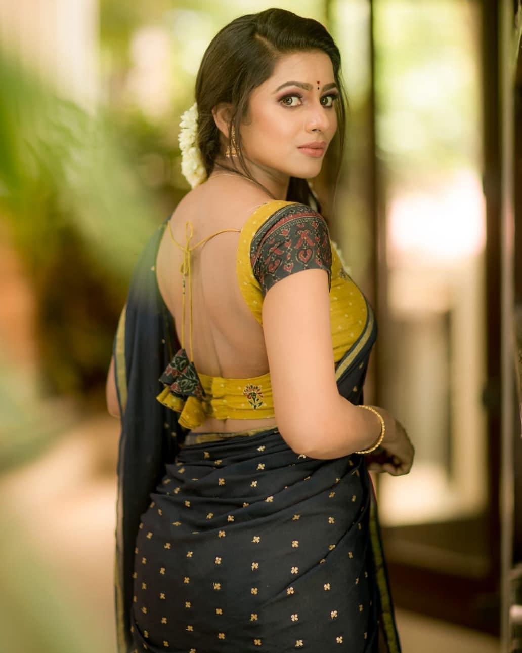 Delna Davis half saree hot photos | Delna Davis beautiful and cute photos gallery