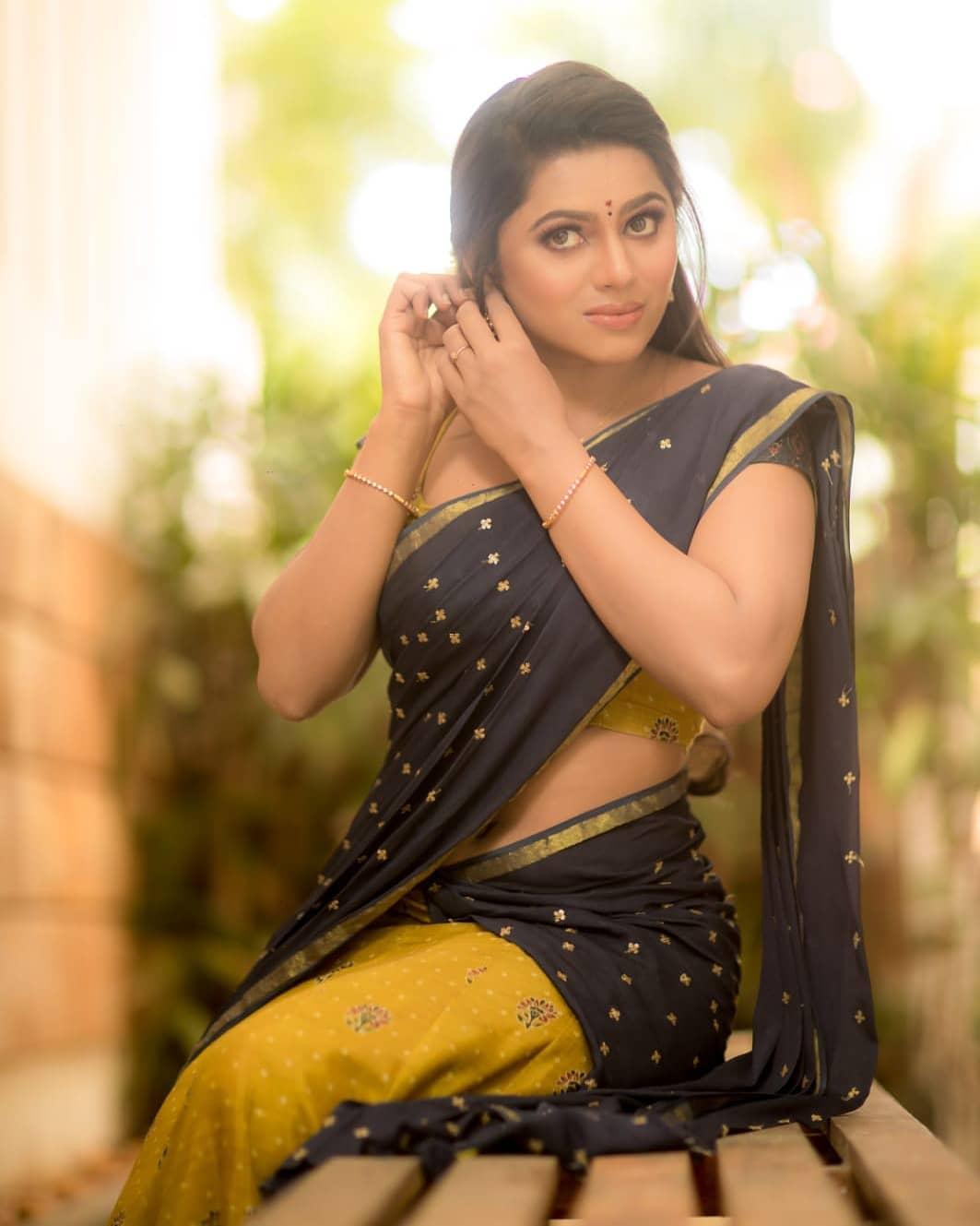 Delna Davis half saree hot photos | Delna Davis looking very glamorous pictures