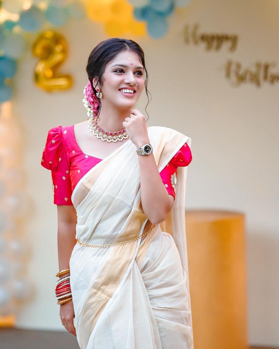 Gayathri Suresh looking very glamorous photos in set saree