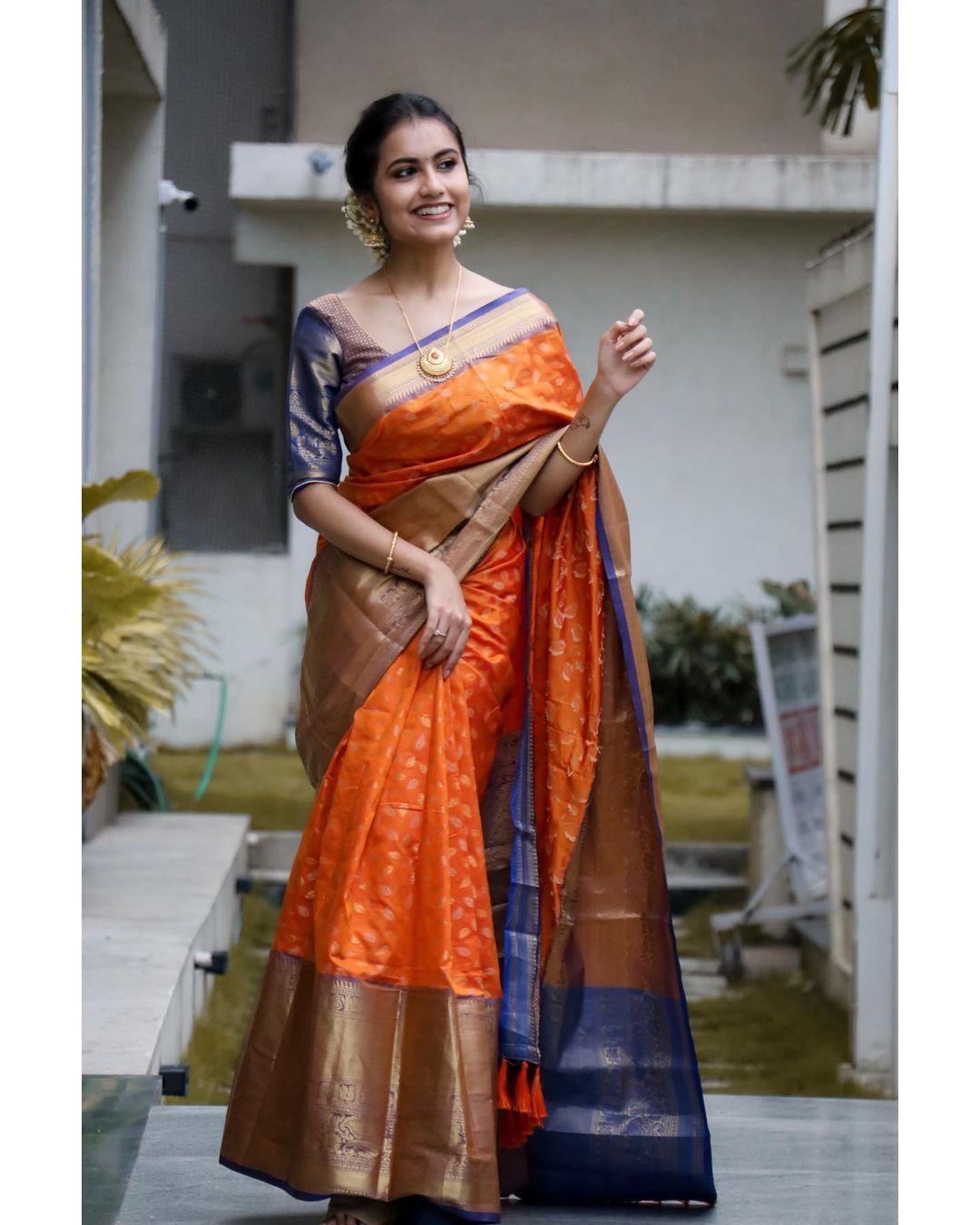 Saree hot photos gallery | Varshinne Bunny Vox looking very glamorous and sexy photoshoot
