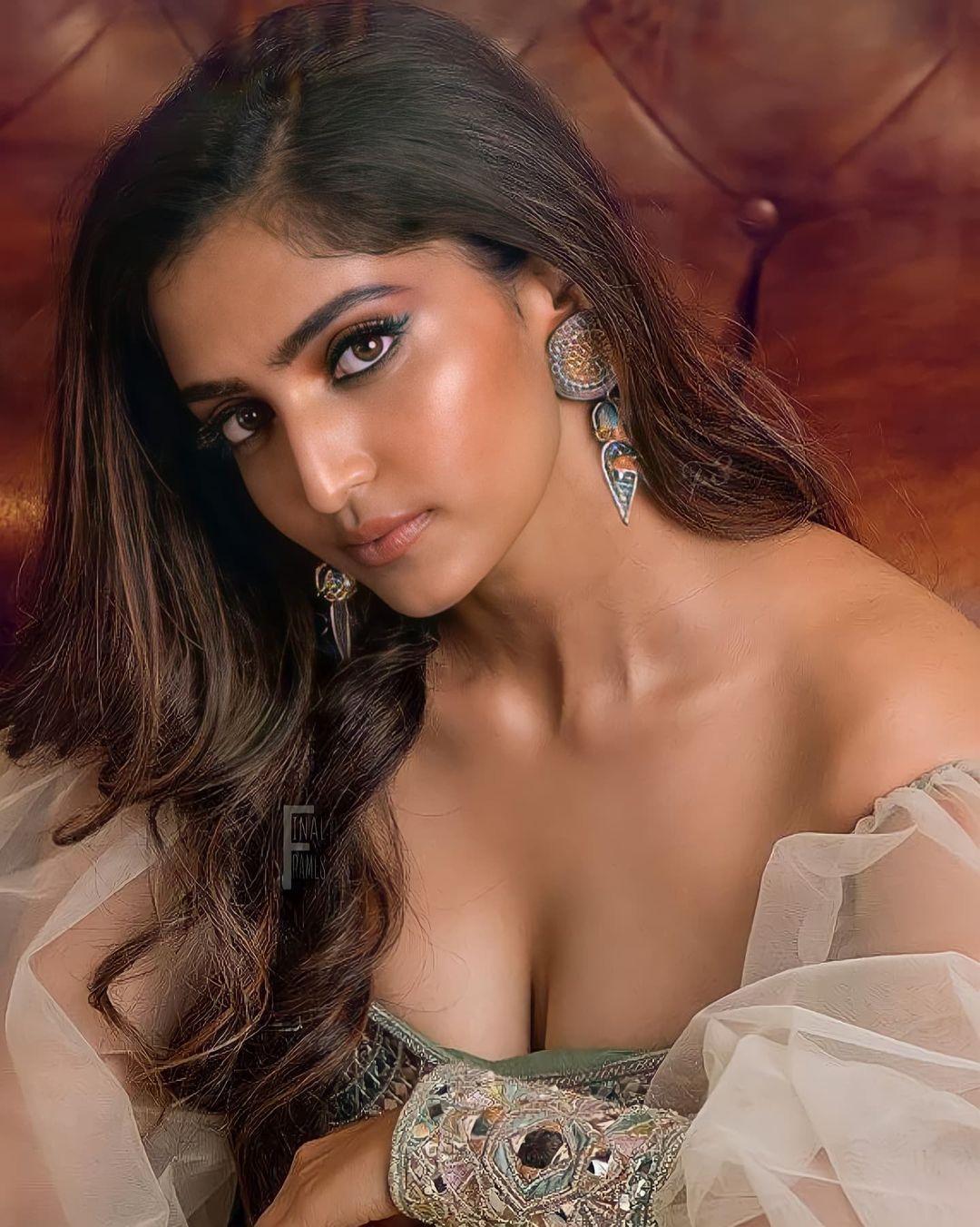 Reba Monica John exposing cleavage photos gallery | Reba Monica John latest hot and spicy photos gallery