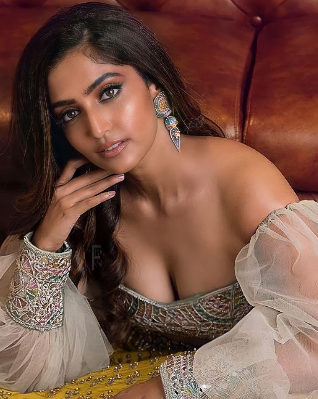Reba Monica John exposing cleavage photos gallery | Reba Monica John very glamorous pictures
