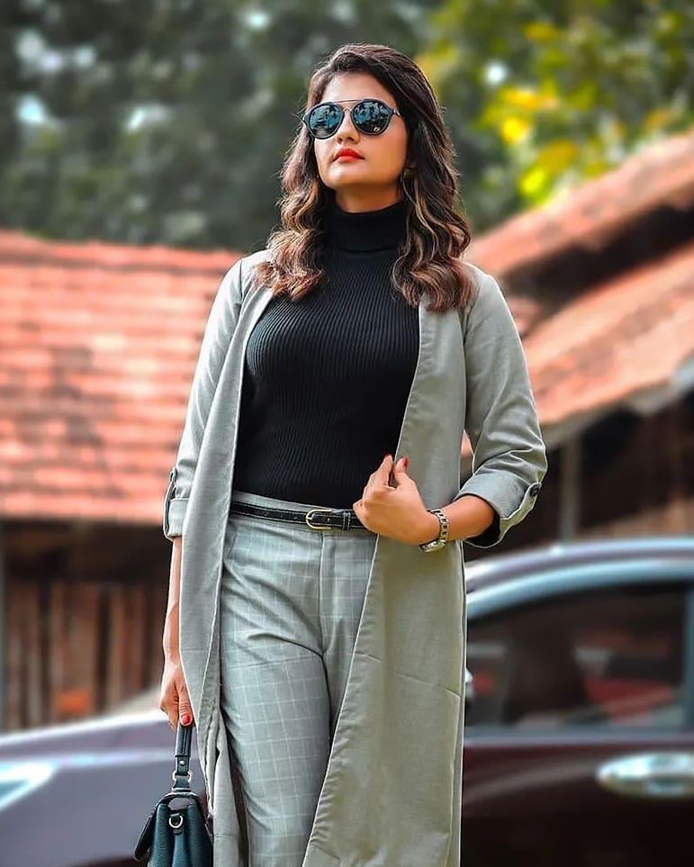 Actress Priyanka Nair looking very beautiful photo gallery| Priyanka Nair in modern dress hot photos gallery