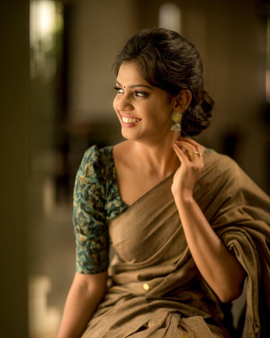 Pranika Dhakshu In saree hot photos | Pranika Dhakshu exposing hot photos sexy stills