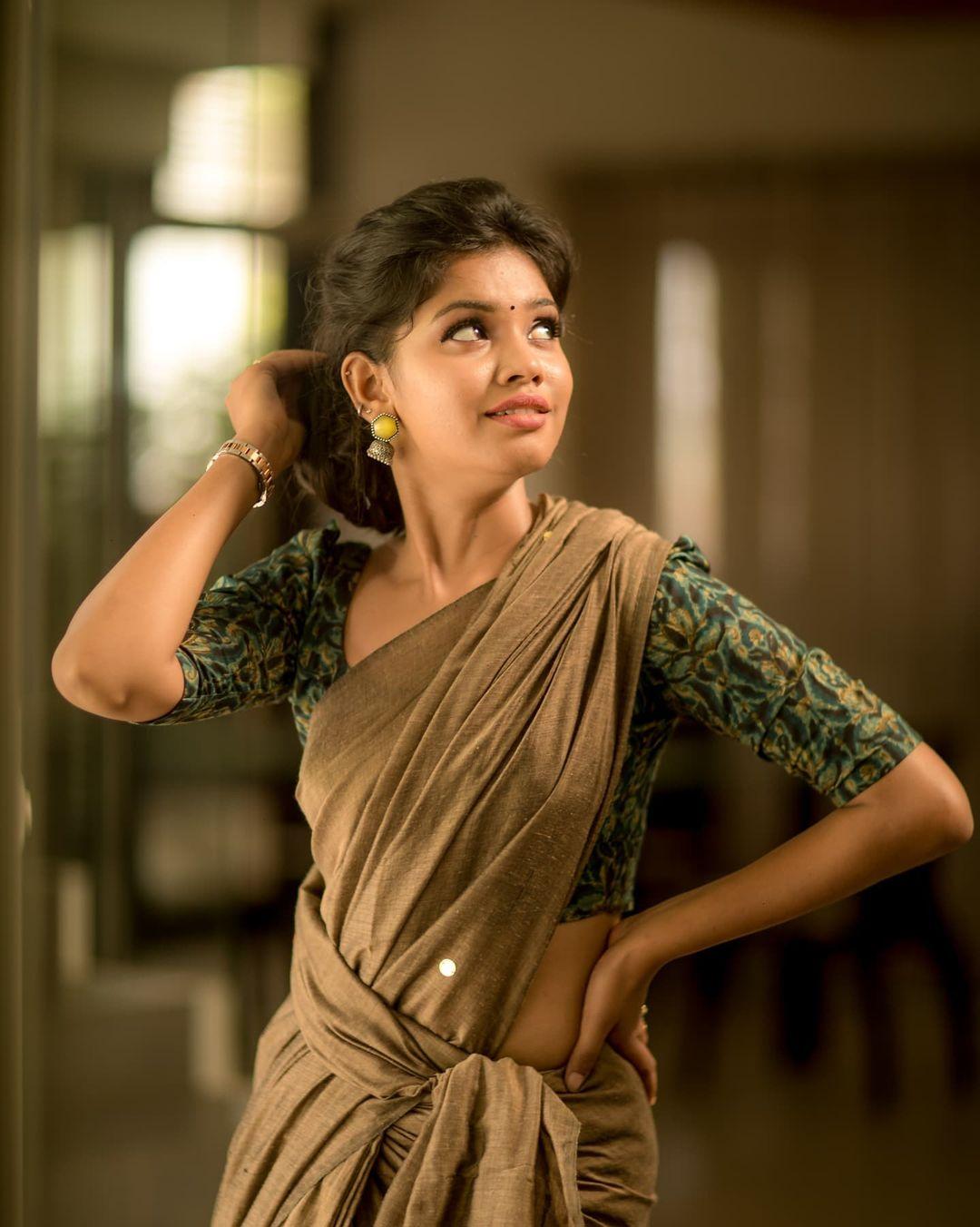 Pranika Dhakshu In saree hot photos | Pranika Dhakshu looking very pretty and hot stills