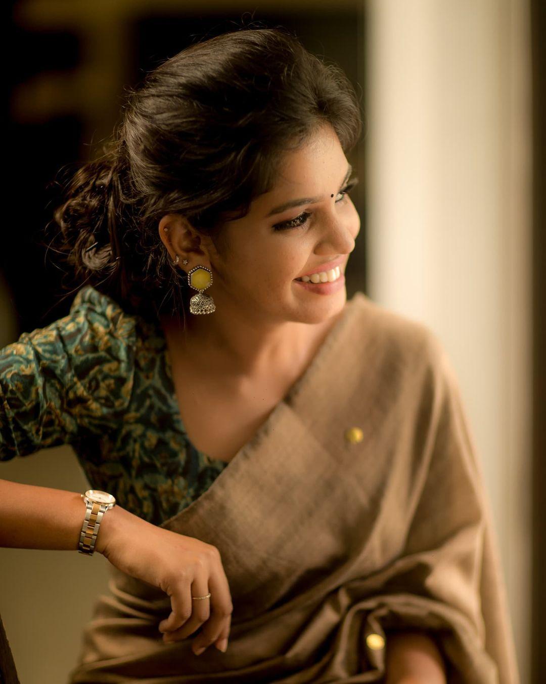 Tamil actress Pranika Dhakshu In saree hot photos | Pranika Dhakshu latest hot photos gallery