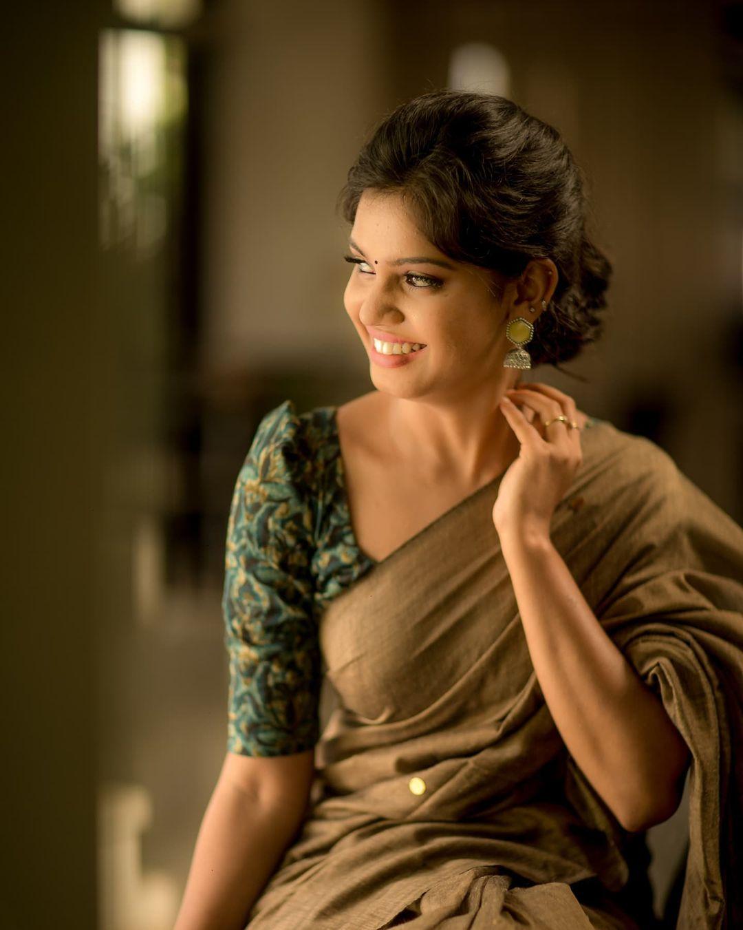 Television actress Pranika Dhakshu In saree hot photos | Pranika Dhakshu latest hot photos gallery