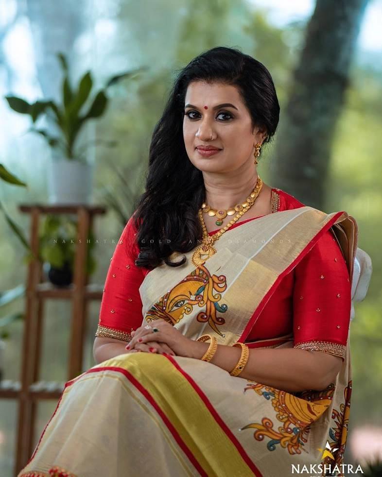 Devi Chandana in saree hot photos | Devi Chandana exposing hot photos gallery