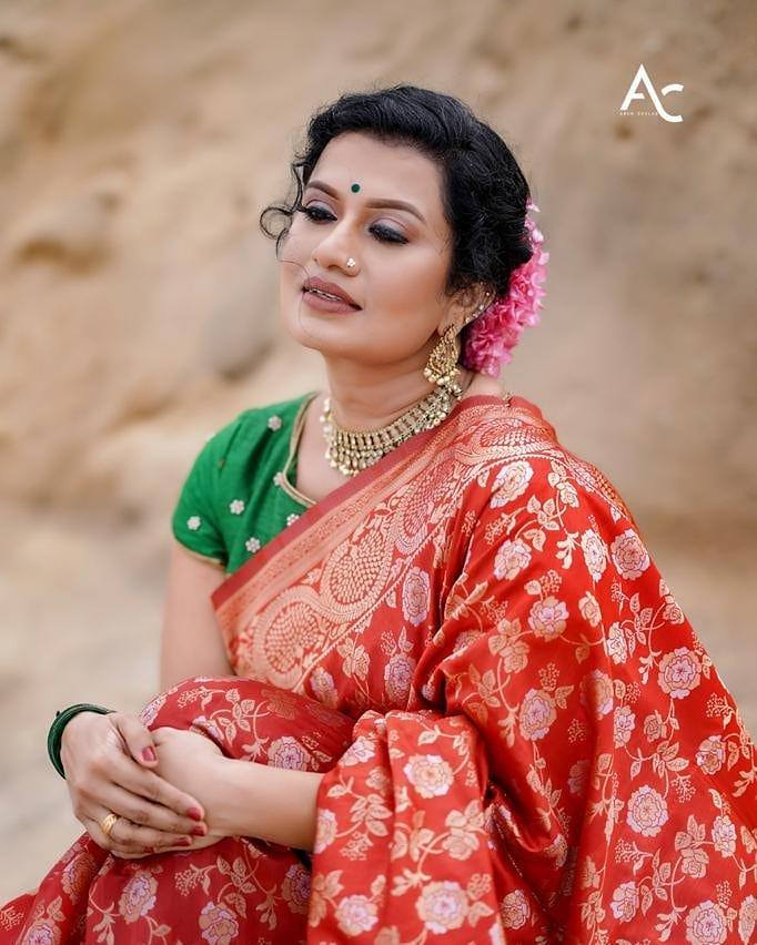 Devi Chandana in saree hot photos | Devi Chandana very glamorous and cute photos gallery