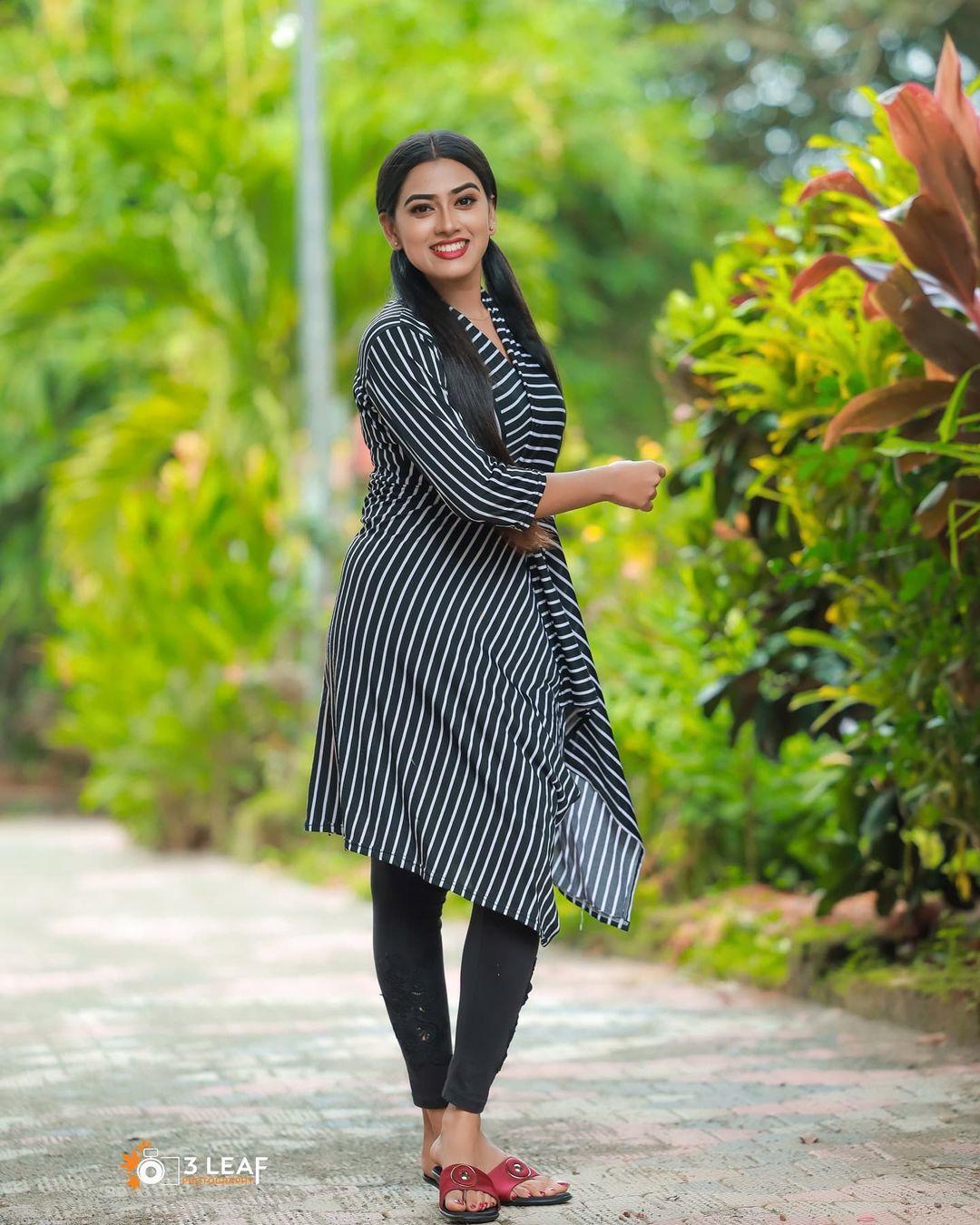 Malayalam Anchor Dayyana Hameed photos | Dayyana Hameed beautiful and cute photos gallery