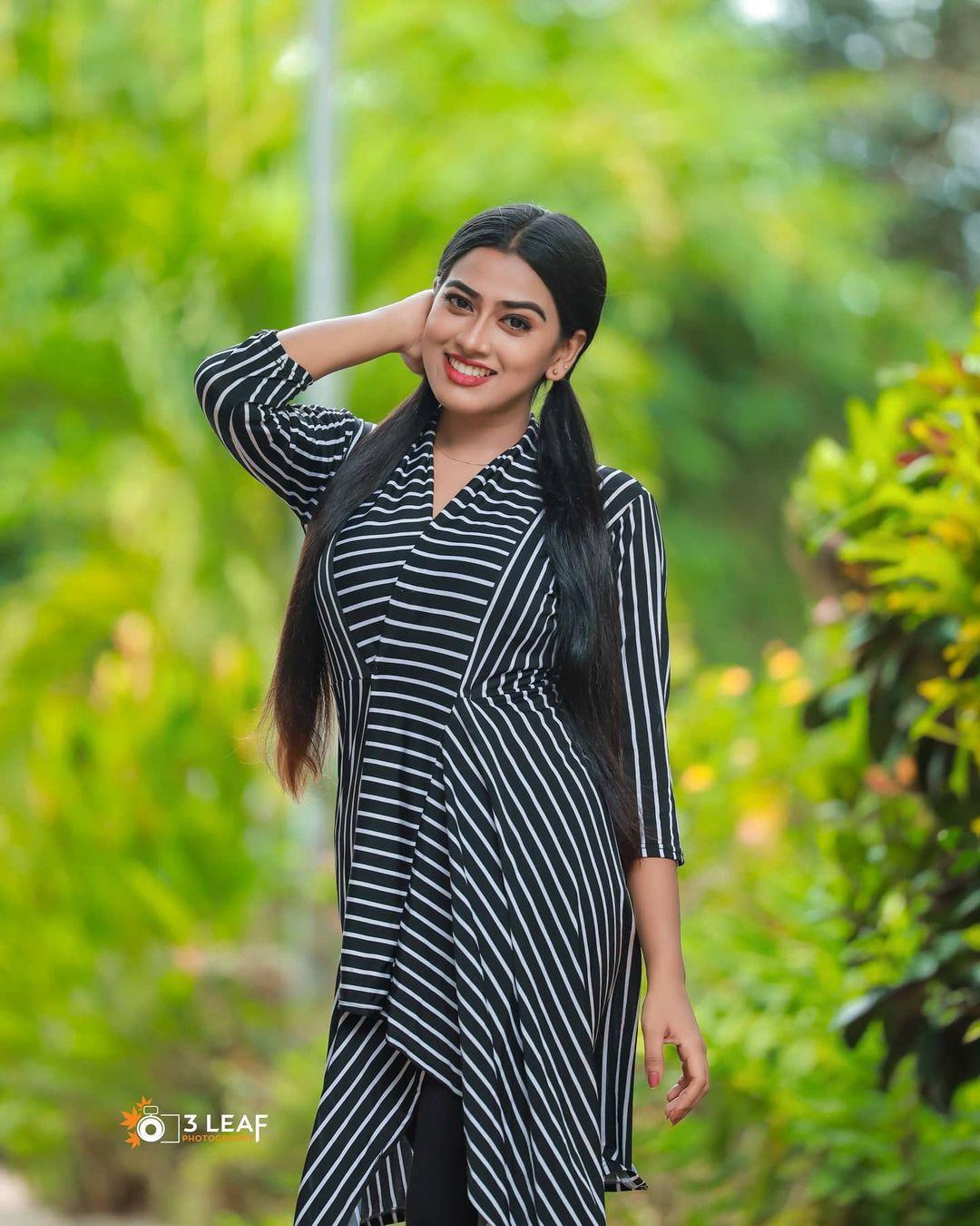 Malayalam Anchor Dayyana Hameed photos | Dayyana Hameed looking very sexy and hot stills