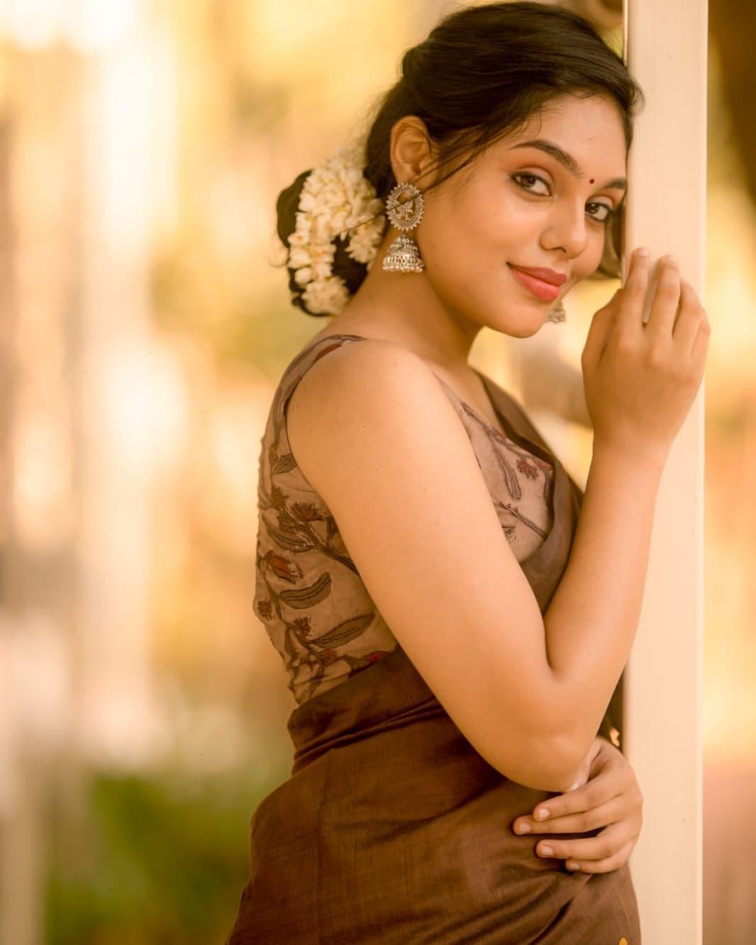 Nayana Sai in saree hot photos | Nayana Sai hot and sexy stills