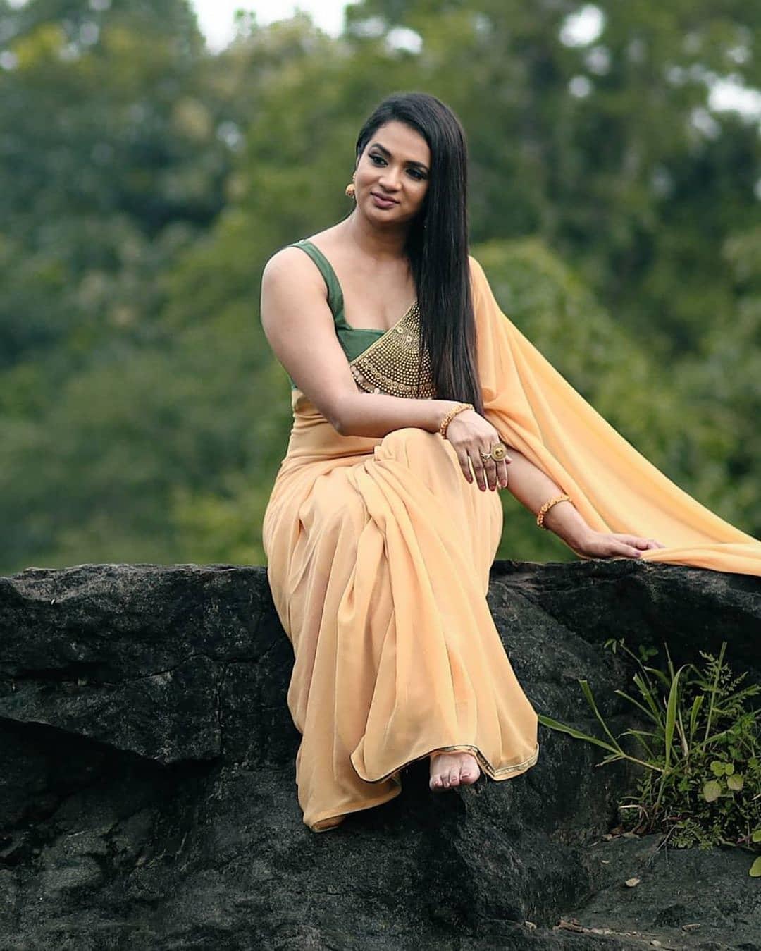 Saranya Anand exposing cleavage photos | Saranya Anand beautiful and glamorous pictures