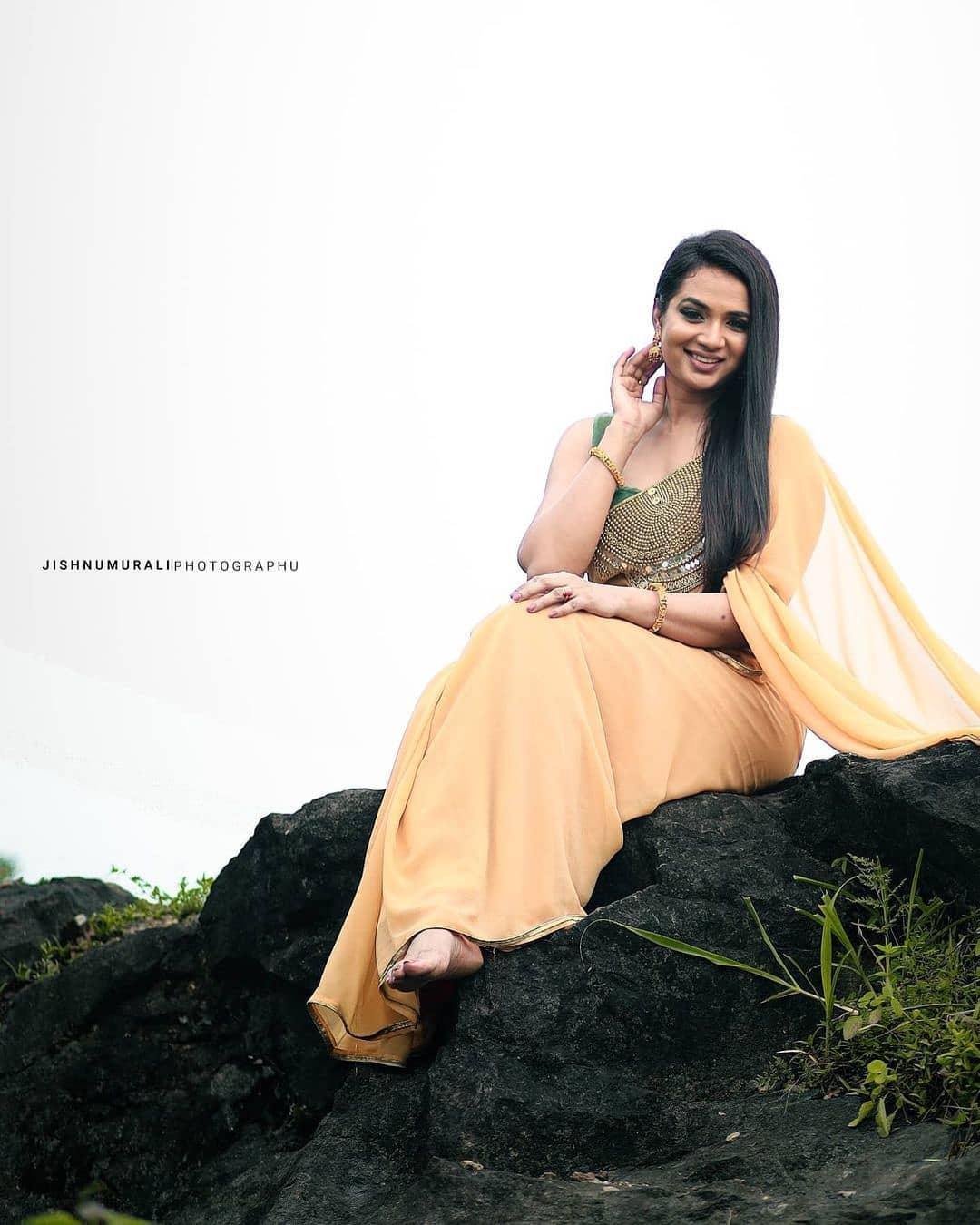 Saranya Anand exposing cleavage photos | Saranya Anand hot and sexy photoshoot