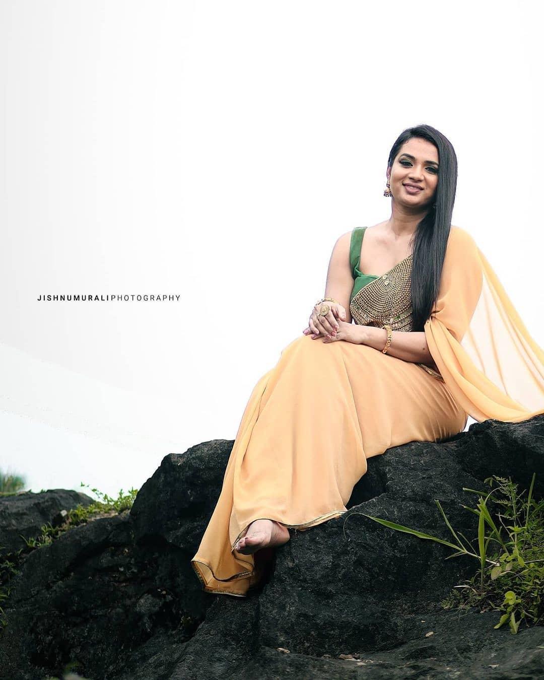 Saranya Anand exposing cleavage photos | Saranya Anand looking very glamorous photos