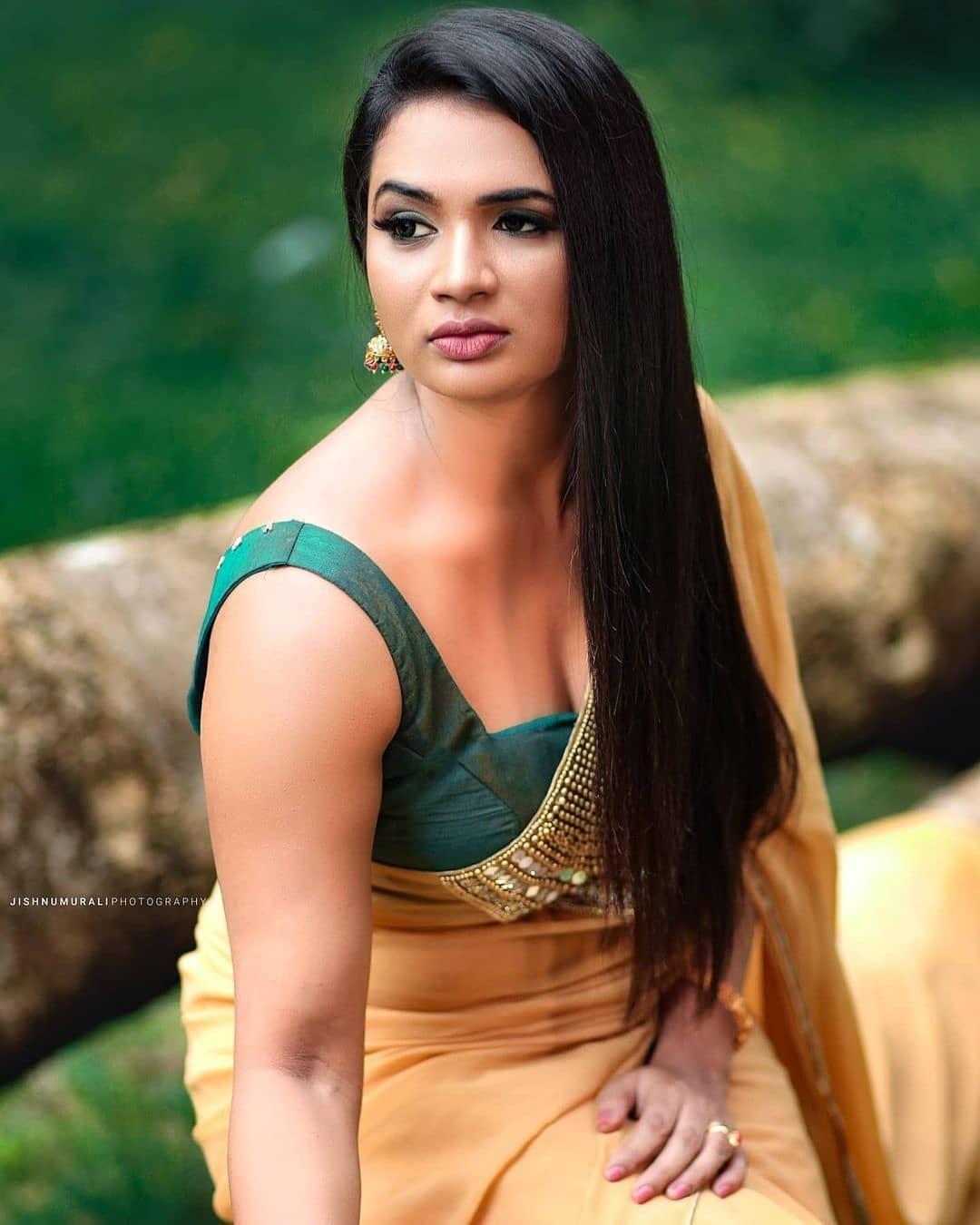 Saranya Anand exposing cleavage photos | Saranya Anand very glamorous and spicy photos gallery
